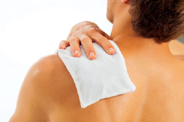 Cách chữa đau nhức bả vai dán Salonpas